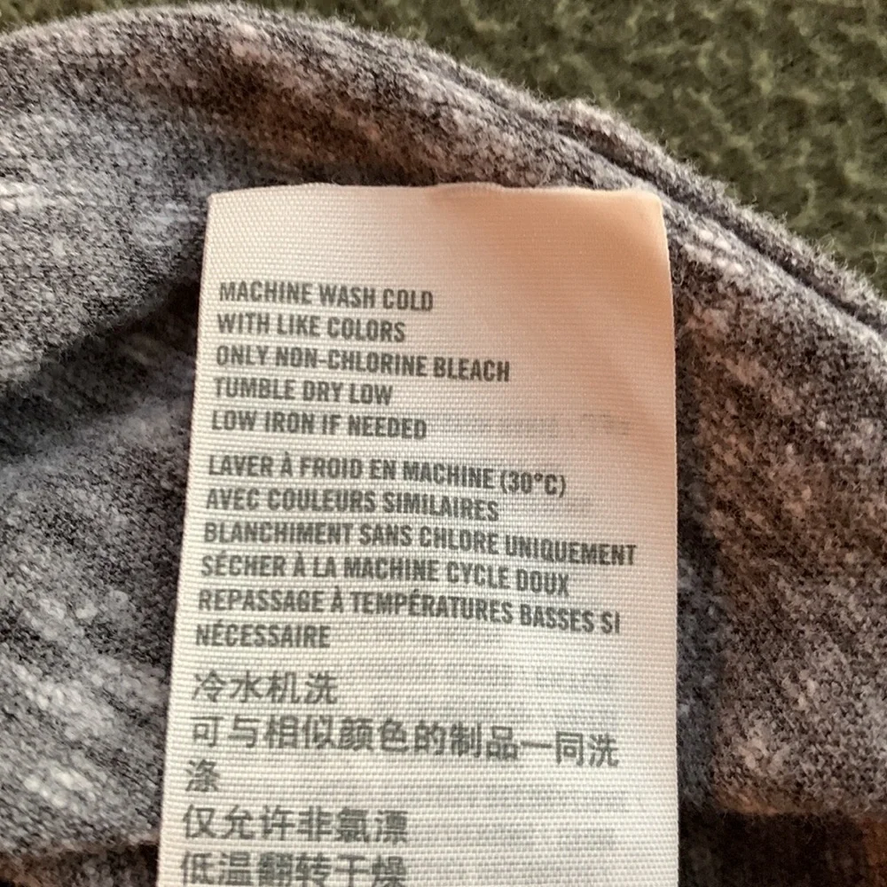 Hollister heather gray, short sleeve shirt with brooms and pockets. Size small. - Picture 5 of 6